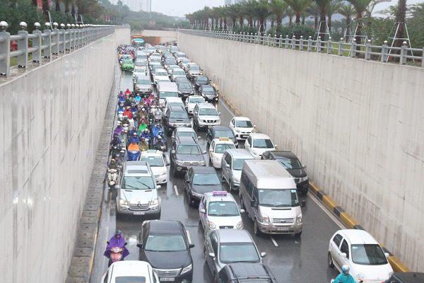 Hà Nội ùn tắc trong giá rét kỷ lục 9 độ kèm mưa, người dân chôn chân tại chỗ